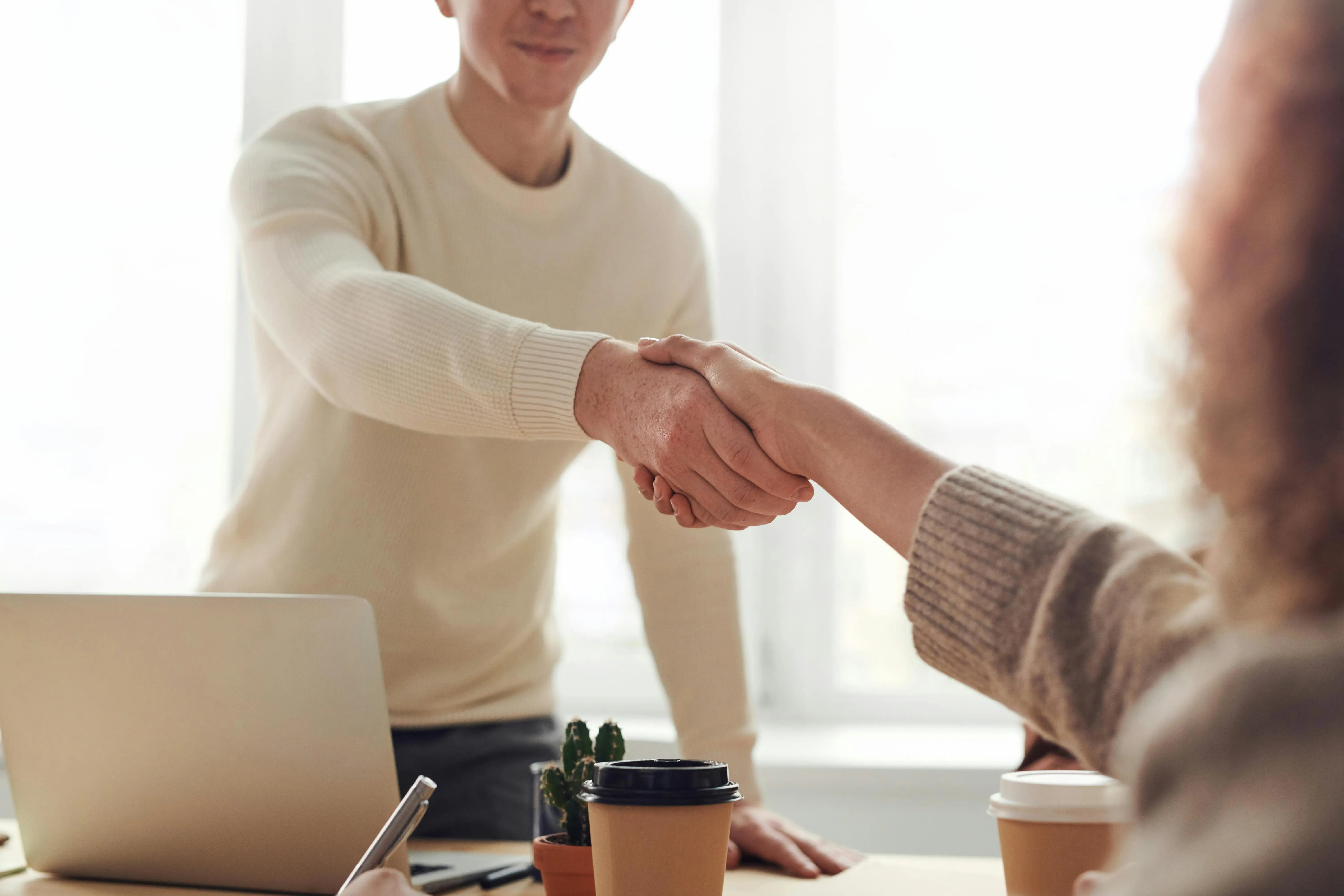 Handschlag während eines Vorstellungsgesprächs